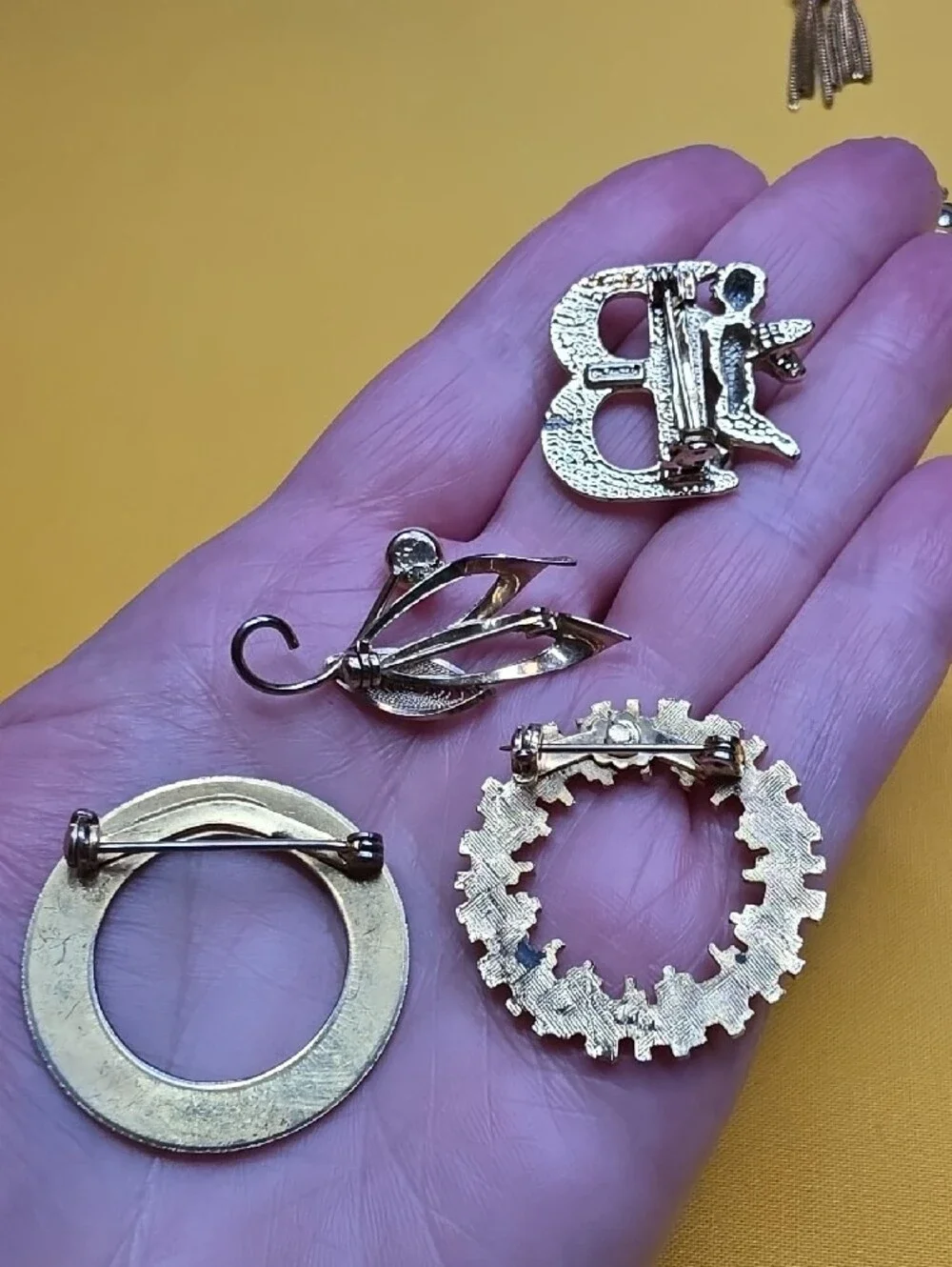✨ Gorgeous 8-piece Vintage Estate Costume Jewelry Brooch & Pin Lot ✨️